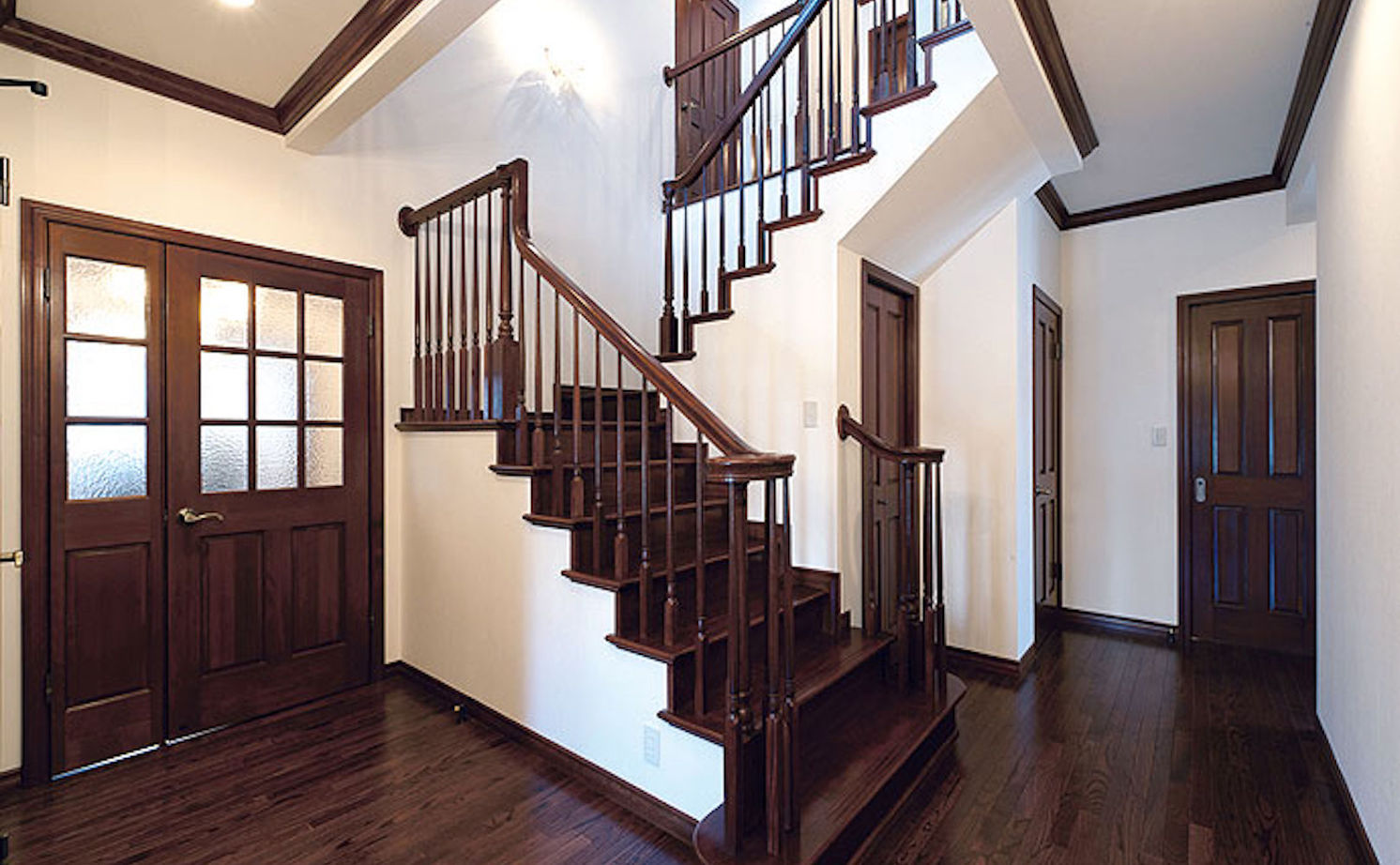 セルコホーム 【90坪台|間取り|事務所併用|ビルトインガレージ】27帖の広々ダイニングでゆったり寛ぐ、上質な住まいの建築実例画像6