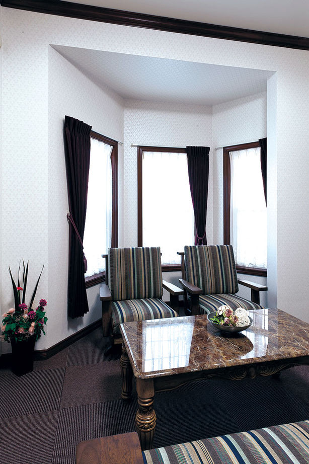 セルコホーム 【90坪台|間取り|事務所併用|ビルトインガレージ】27帖の広々ダイニングでゆったり寛ぐ、上質な住まいの建築実例画像9