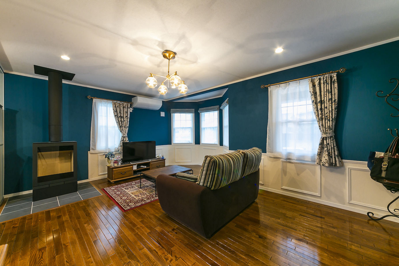 セルコホーム 【30坪台/薪ストーブ】英国テイストあふれるカナダ輸入住宅は眺めてうっとり、暮らして安心の建築実例画像2