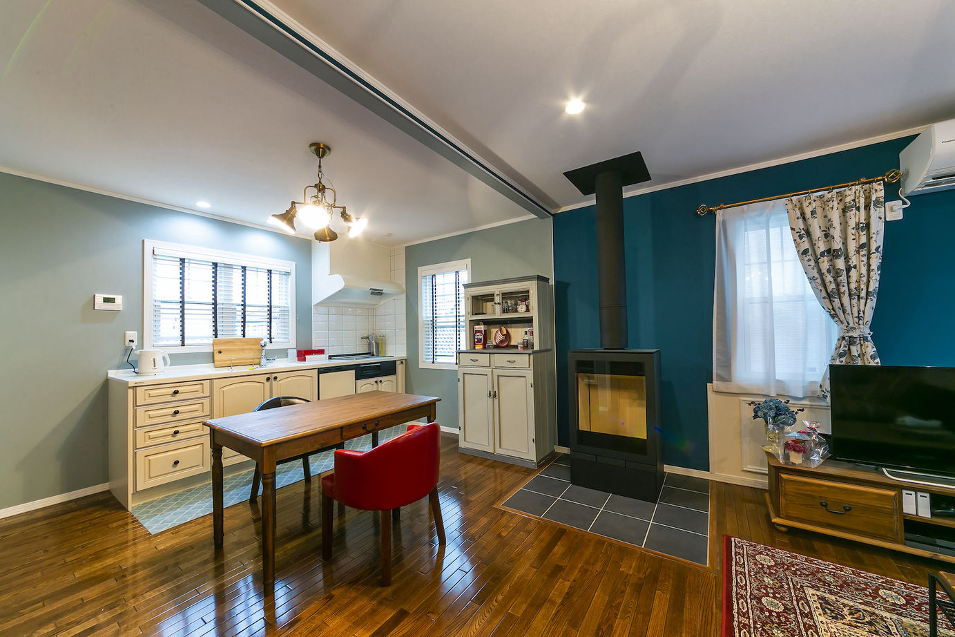 セルコホーム 【30坪台/薪ストーブ】英国テイストあふれるカナダ輸入住宅は眺めてうっとり、暮らして安心の建築実例画像4