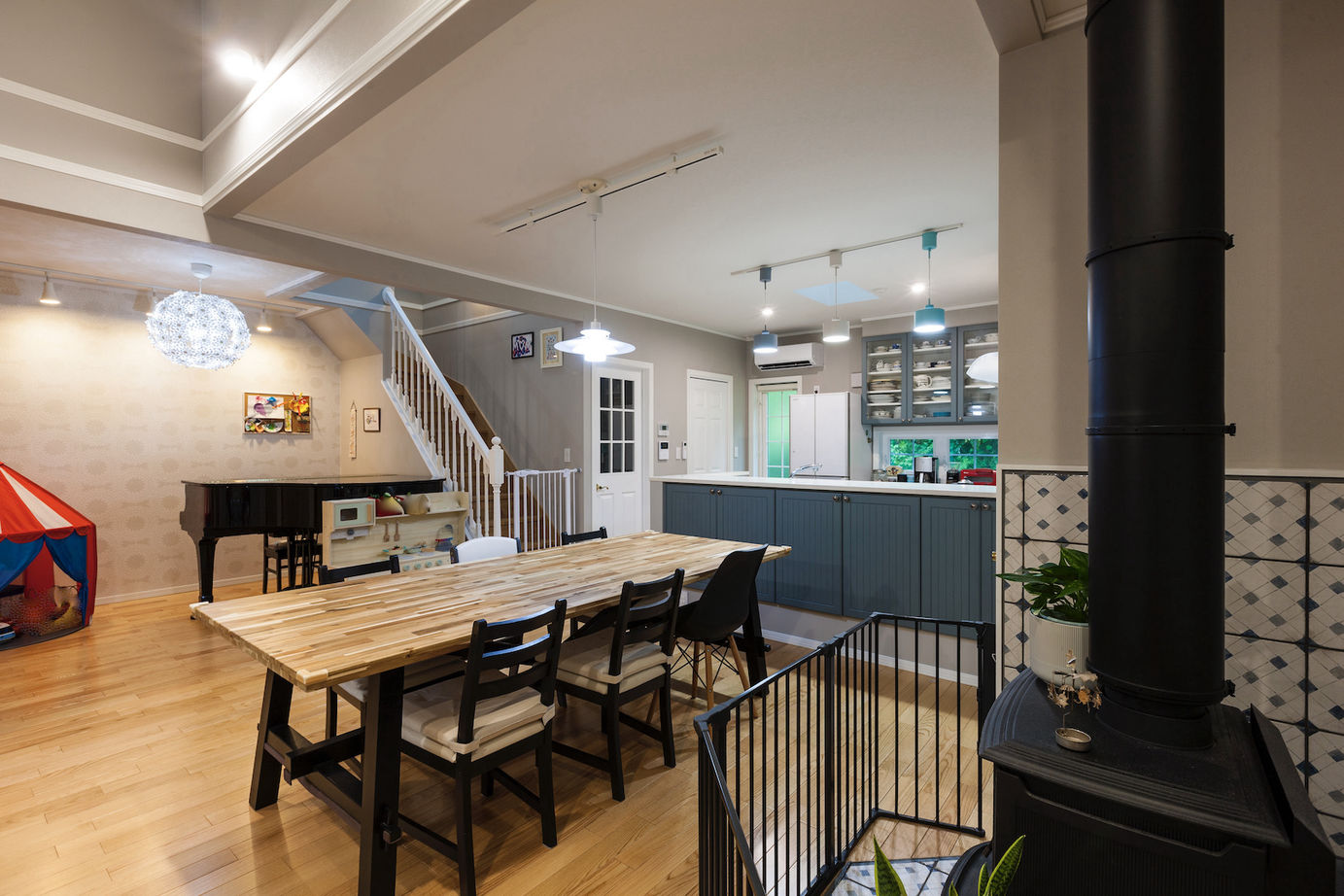 セルコホーム 【薪ストーブ/３世帯】北欧の絵本キャラクターの家をモチーフに描いた暮らしやすく遊び心に満ちたデザインの建築実例画像2