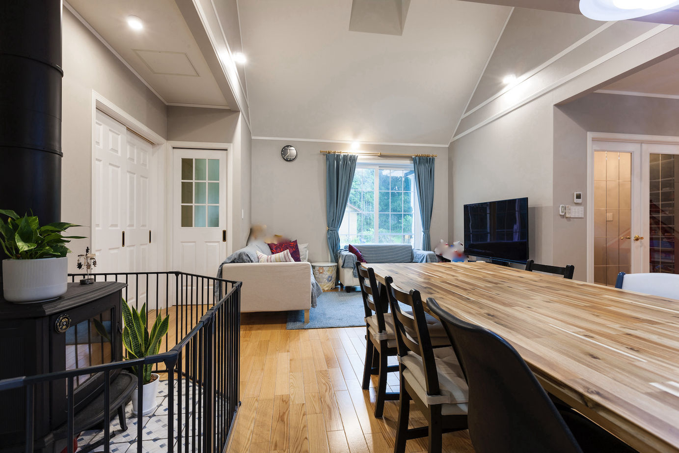 セルコホーム 【薪ストーブ/３世帯】北欧の絵本キャラクターの家をモチーフに描いた暮らしやすく遊び心に満ちたデザインの建築実例画像3