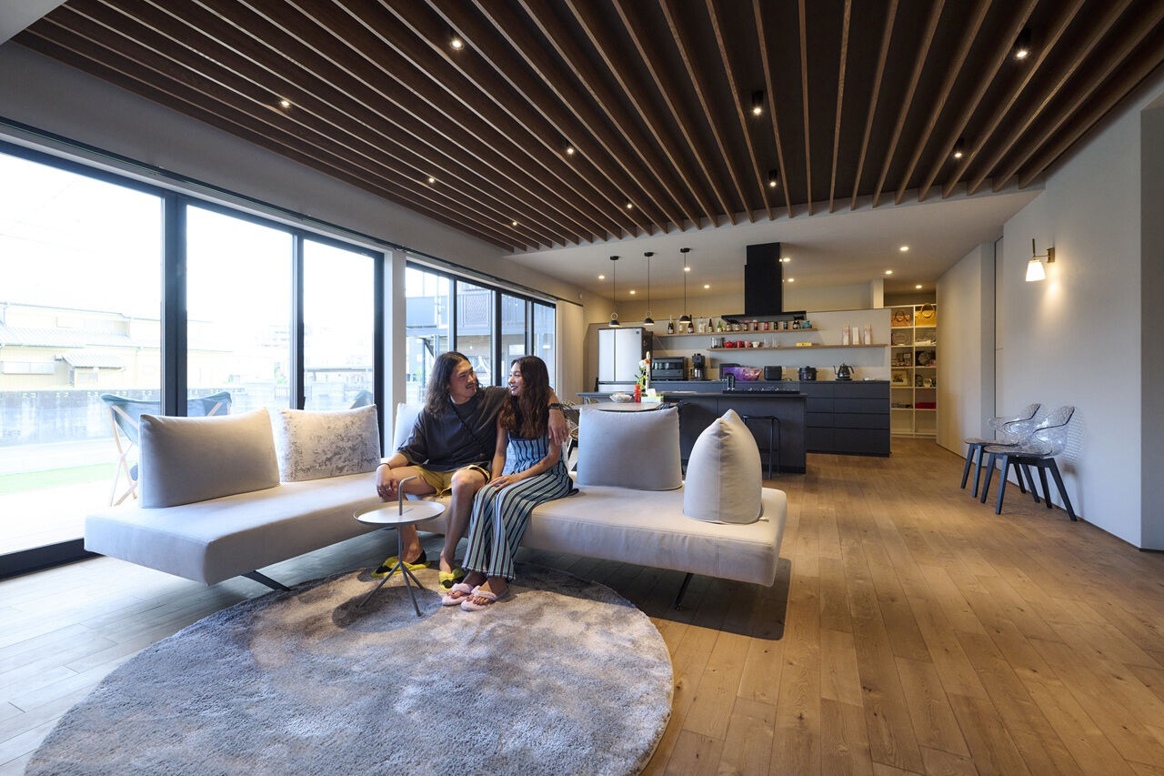 ポウハウス一級建築士事務所（ポラスグループ） 【ウッドデッキ/二世帯/間取り図有】大きな窓から庭の緑を楽しむ、開放的な平屋の住まいの建築実例画像2