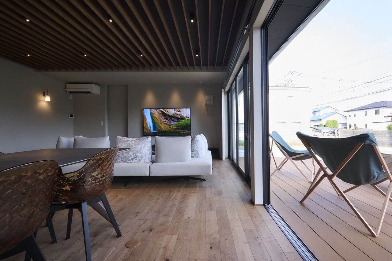 ポウハウス一級建築士事務所（ポラスグループ） 【ウッドデッキ/二世帯/間取り図有】大きな窓から庭の緑を楽しむ、開放的な平屋の住まいの建築実例画像3