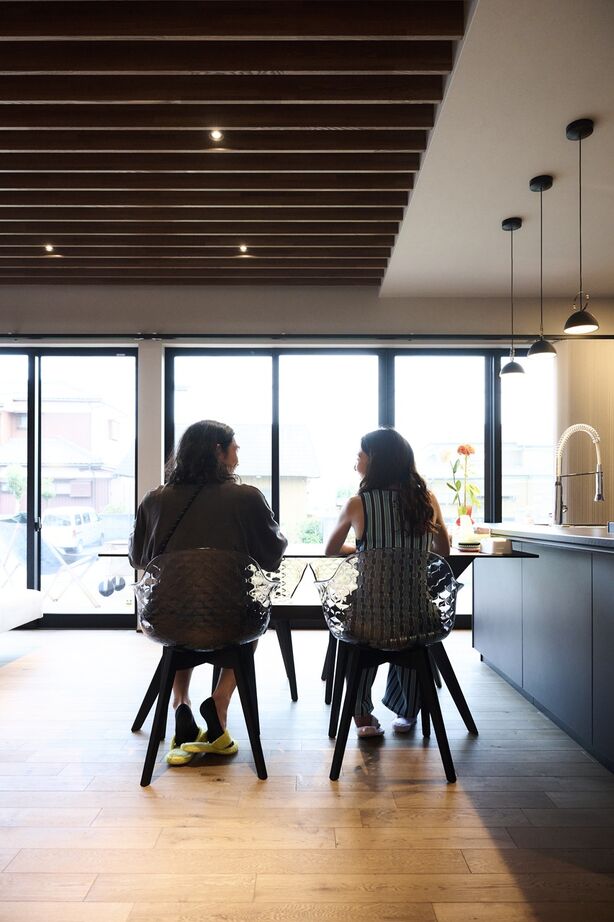 ポウハウス一級建築士事務所（ポラスグループ） 【ウッドデッキ/二世帯/間取り図有】大きな窓から庭の緑を楽しむ、開放的な平屋の住まいの建築実例画像4