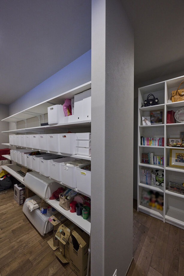 ポウハウス一級建築士事務所（ポラスグループ） 【ウッドデッキ/二世帯/間取り図有】大きな窓から庭の緑を楽しむ、開放的な平屋の住まいの建築実例画像6