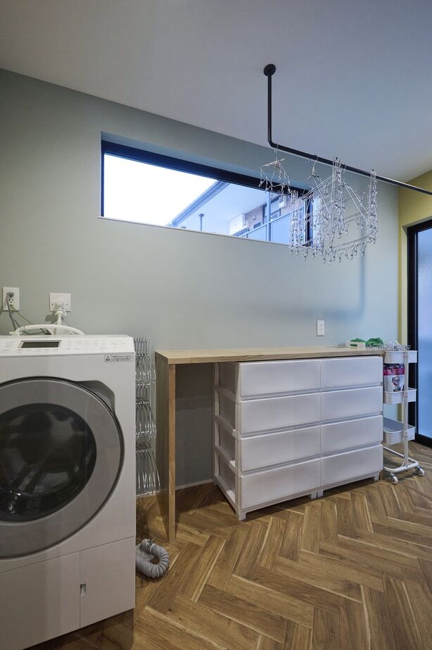 ポウハウス一級建築士事務所（ポラスグループ） 【ウッドデッキ/二世帯/間取り図有】大きな窓から庭の緑を楽しむ、開放的な平屋の住まいの建築実例画像8