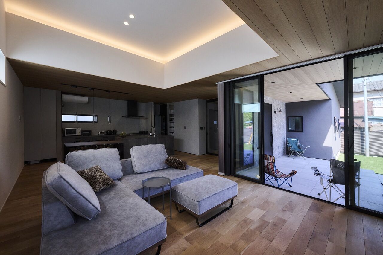 ポウハウス一級建築士事務所（ポラスグループ） 【3LDK/テラス/回遊動線】プライベートな中庭テラスと室内が緩やかにつながる平屋の住まいの建築実例画像2