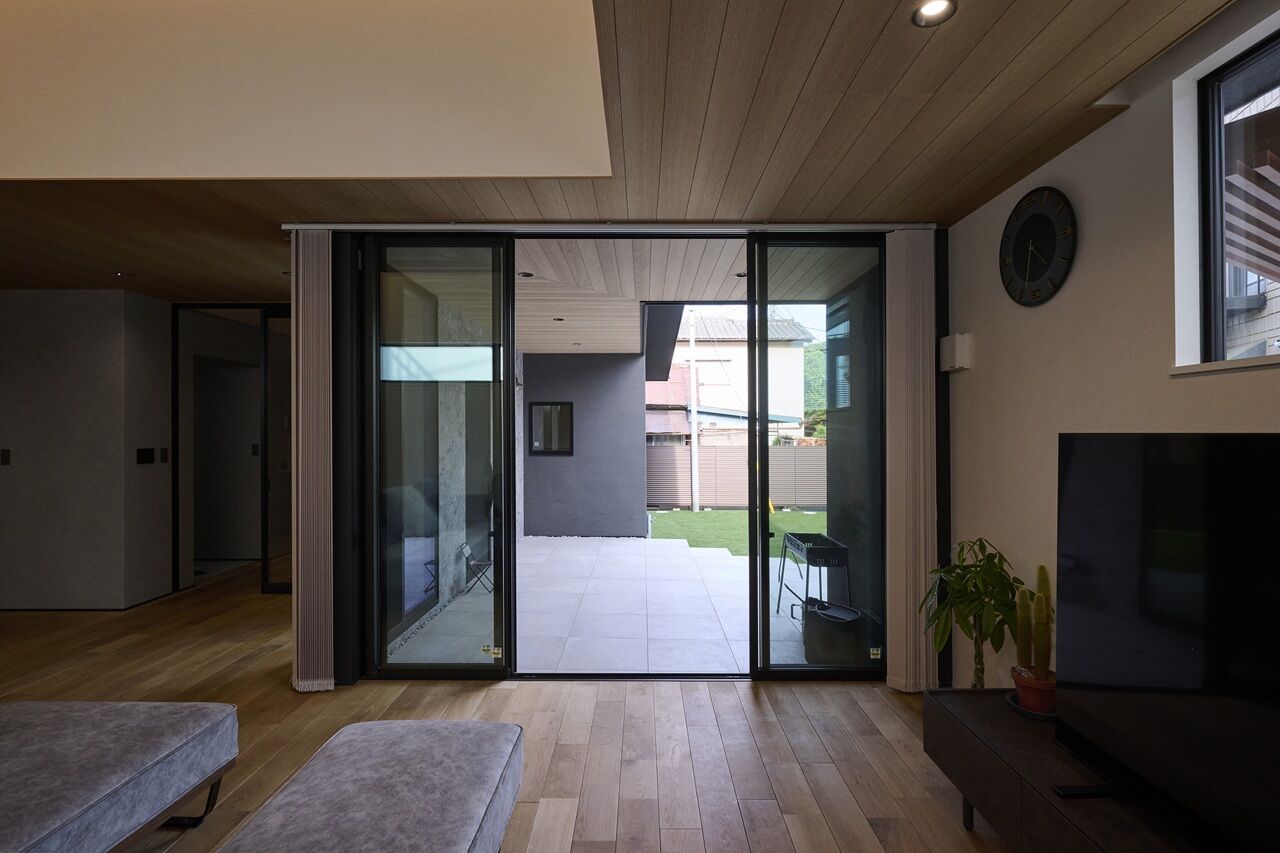 ポウハウス一級建築士事務所（ポラスグループ） 【3LDK/テラス/回遊動線】プライベートな中庭テラスと室内が緩やかにつながる平屋の住まいの建築実例画像4