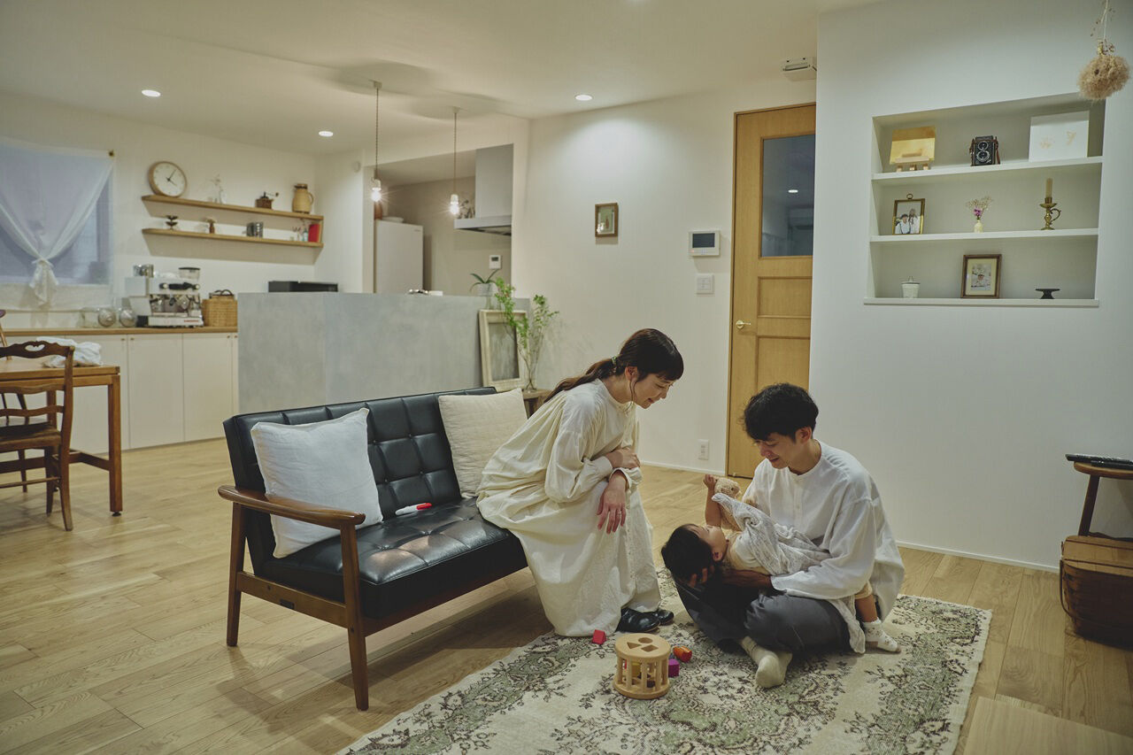 ポウハウス一級建築士事務所（ポラスグループ） 【2階建て/吹抜け/間取り図有】お気に入りのアンティーク家具が映える三角屋根の家の建築実例画像2