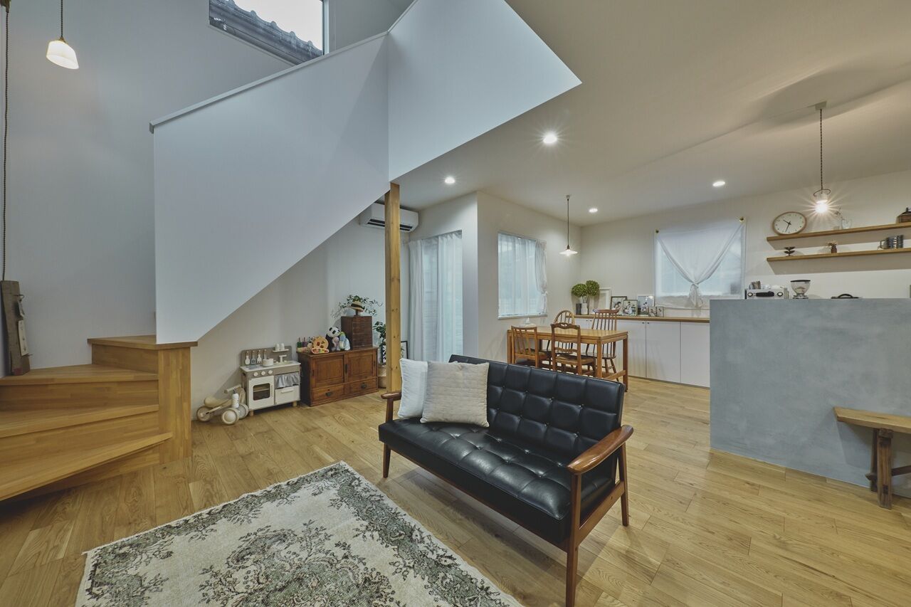 ポウハウス一級建築士事務所（ポラスグループ） 【2階建て/吹抜け/間取り図有】お気に入りのアンティーク家具が映える三角屋根の家の建築実例画像3