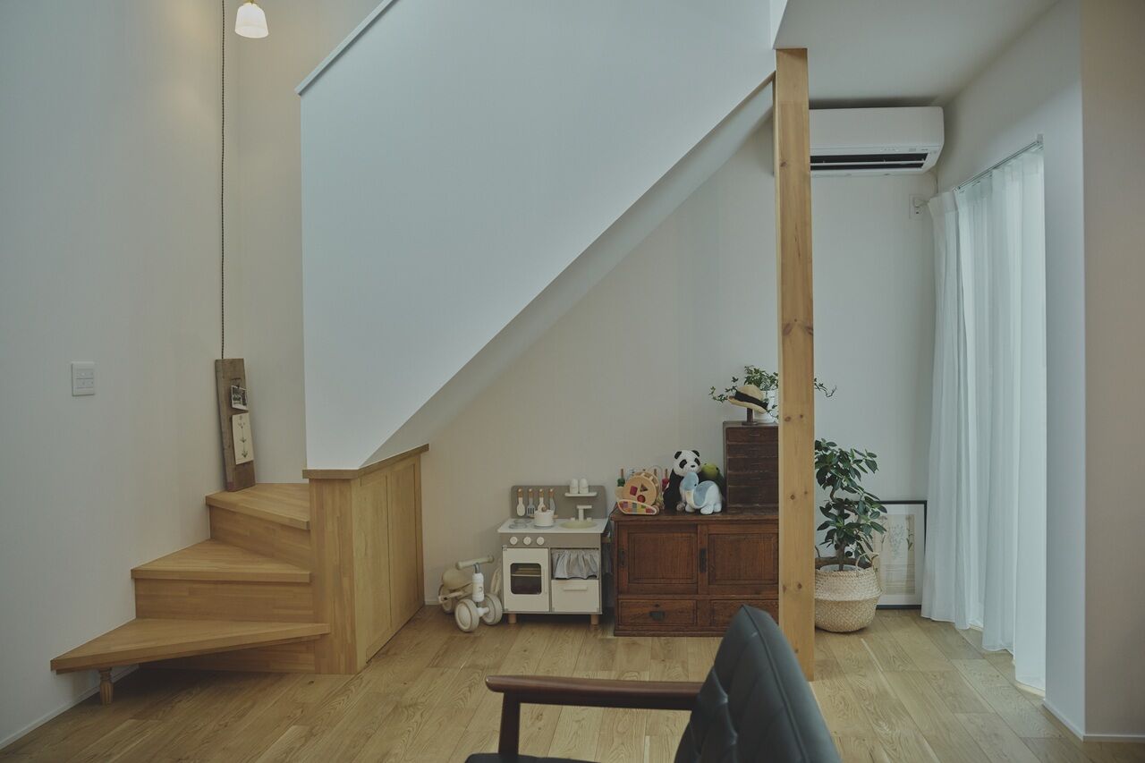 ポウハウス一級建築士事務所（ポラスグループ） 【2階建て/吹抜け/間取り図有】お気に入りのアンティーク家具が映える三角屋根の家の建築実例画像4