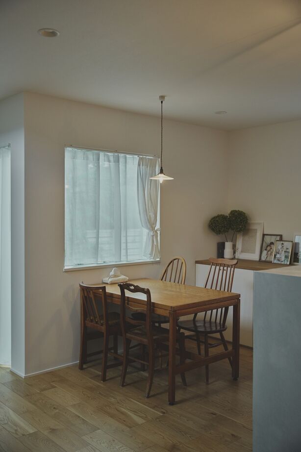 ポウハウス一級建築士事務所（ポラスグループ） 【2階建て/吹抜け/間取り図有】お気に入りのアンティーク家具が映える三角屋根の家の建築実例画像5