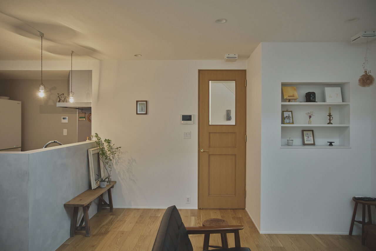 ポウハウス一級建築士事務所（ポラスグループ） 【2階建て/吹抜け/間取り図有】お気に入りのアンティーク家具が映える三角屋根の家の建築実例画像6