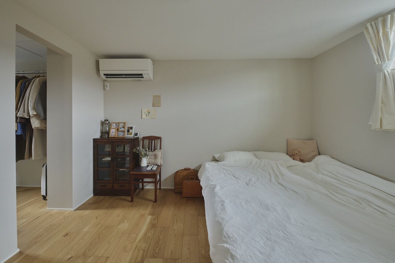 ポウハウス一級建築士事務所（ポラスグループ） 【2階建て/吹抜け/間取り図有】お気に入りのアンティーク家具が映える三角屋根の家の建築実例画像8