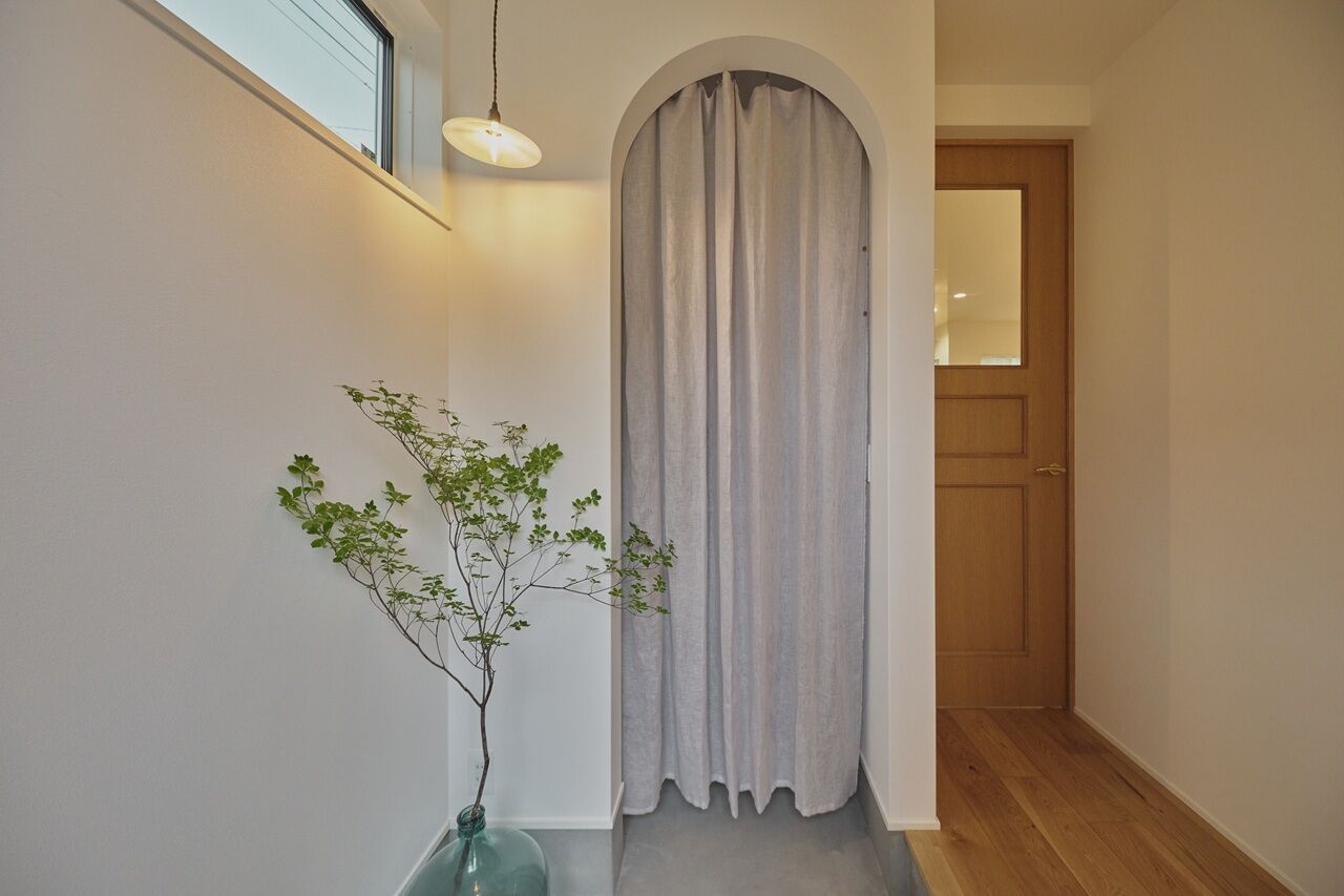 ポウハウス一級建築士事務所（ポラスグループ） 【2階建て/吹抜け/間取り図有】お気に入りのアンティーク家具が映える三角屋根の家の建築実例画像9