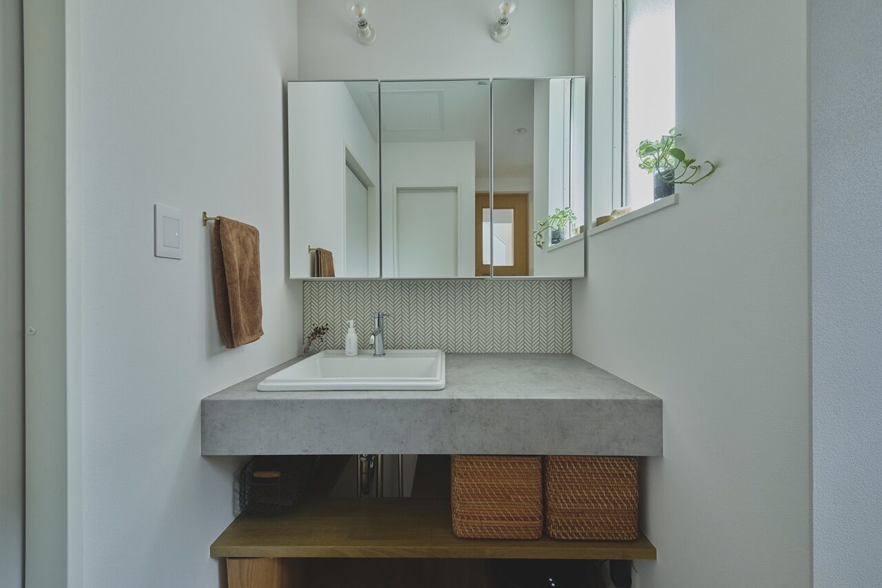 ポウハウス一級建築士事務所（ポラスグループ） 【2階建て/吹抜け/間取り図有】お気に入りのアンティーク家具が映える三角屋根の家の建築実例画像10