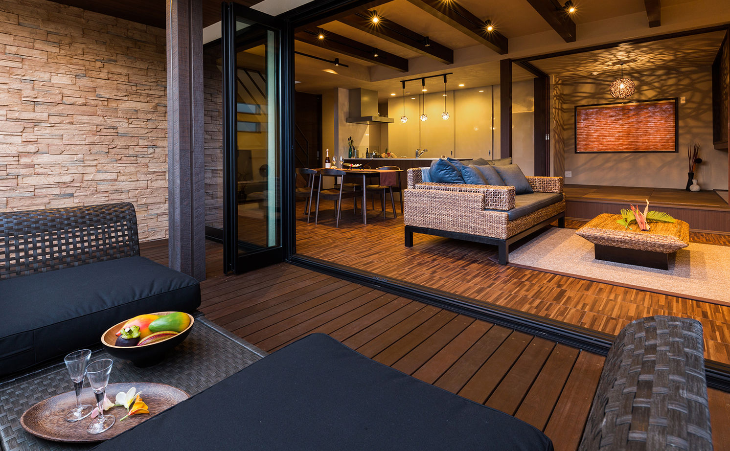 モレスの家 [芦屋×ホテルライク]南国・バリ島をコンセプトに リビングとウッドデッキがひと続きになったリゾートハウスの建築実例画像3