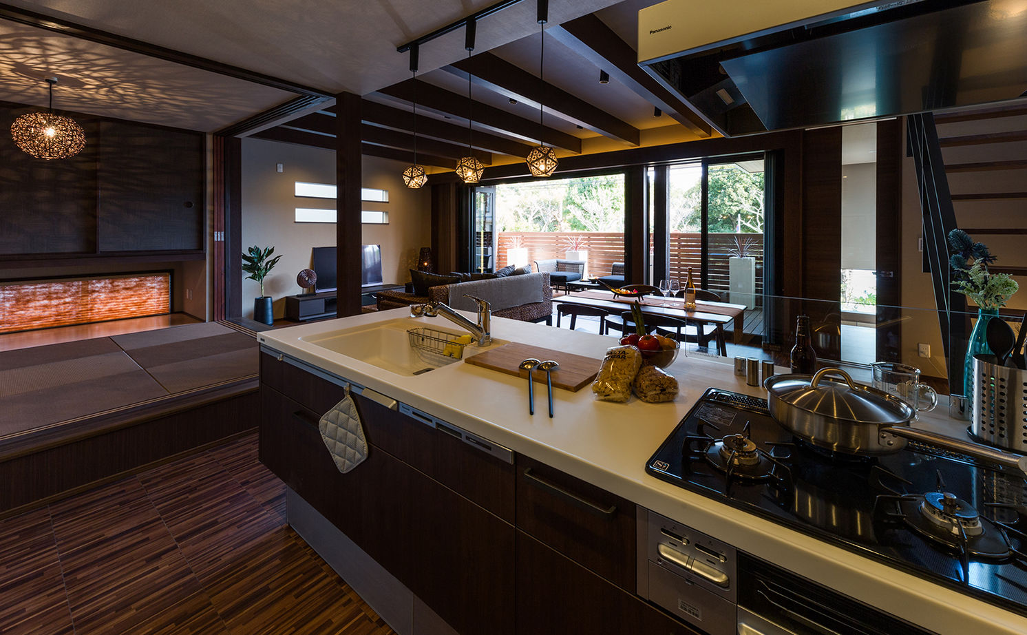 モレスの家 [芦屋×ホテルライク]南国・バリ島をコンセプトに リビングとウッドデッキがひと続きになったリゾートハウスの建築実例画像5