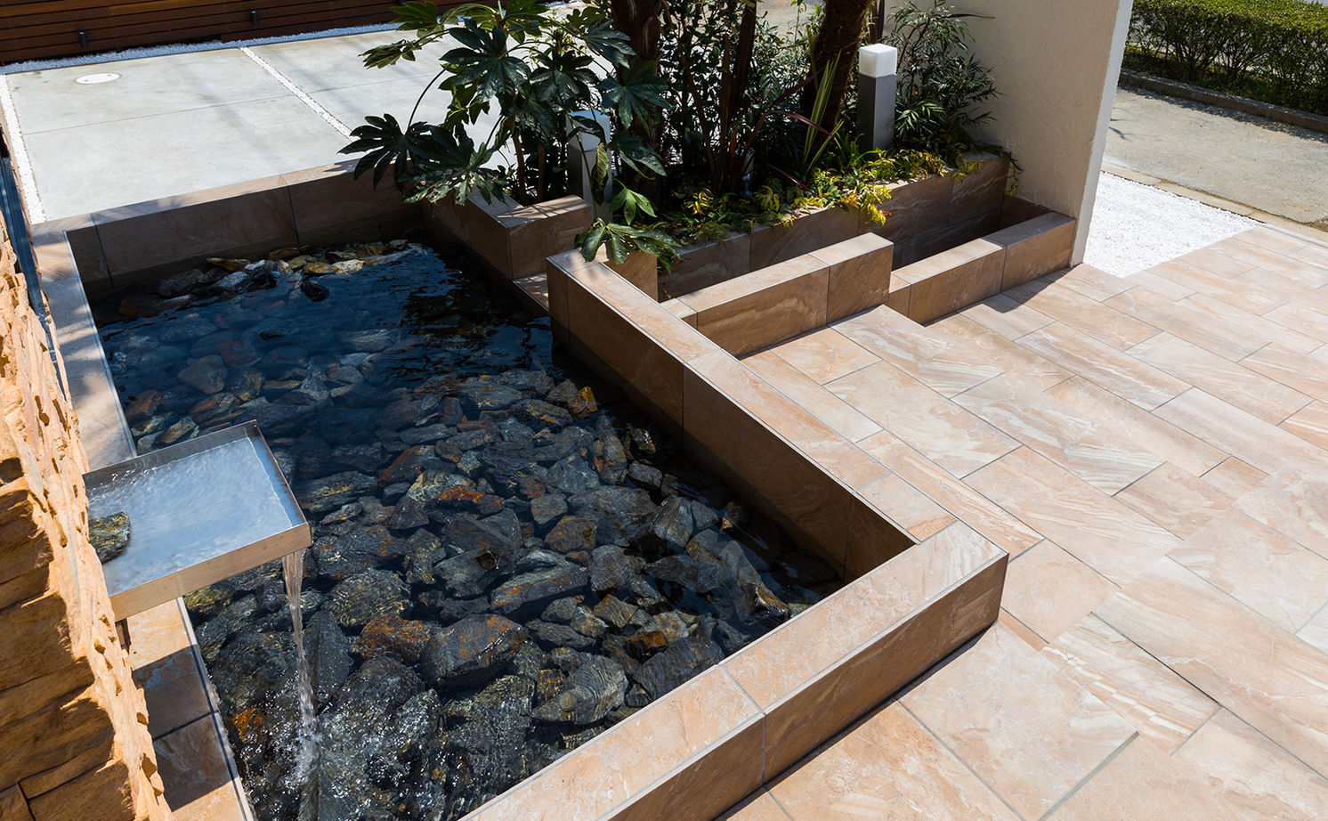 モレスの家 [芦屋×ホテルライク]南国・バリ島をコンセプトに リビングとウッドデッキがひと続きになったリゾートハウスの建築実例画像9