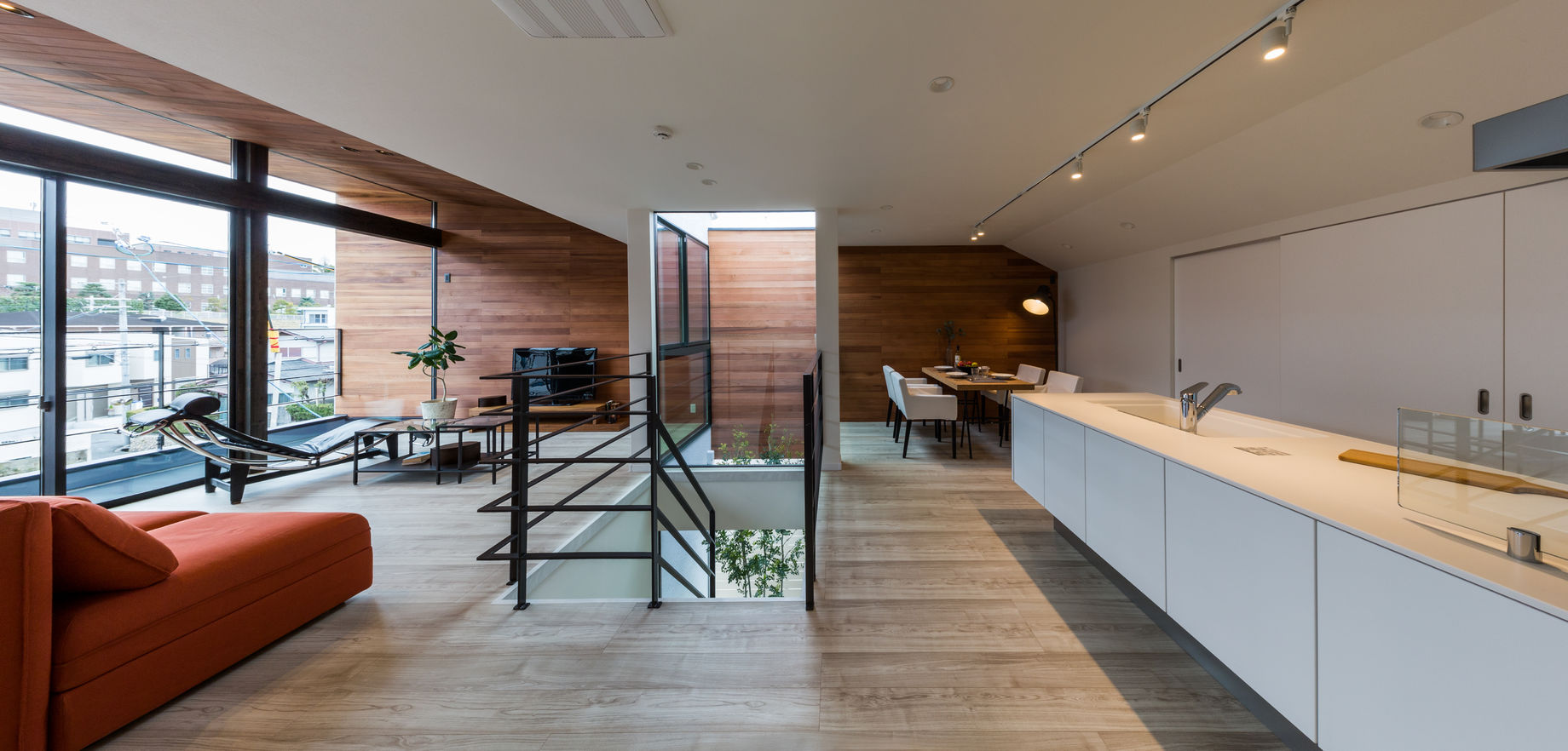 モレスの家 ［大阪府吹田市×2階リビング］住まいの真ん中に光のトンネル。開放感・ライトコートのある家の建築実例画像3