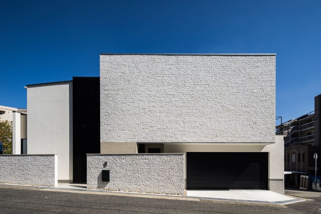 モレスの家 【芦屋市×こだわりデザイン】エタノール暖炉が空間をより引き立てる”アウトサイドリビングのある家”の建築実例画像2