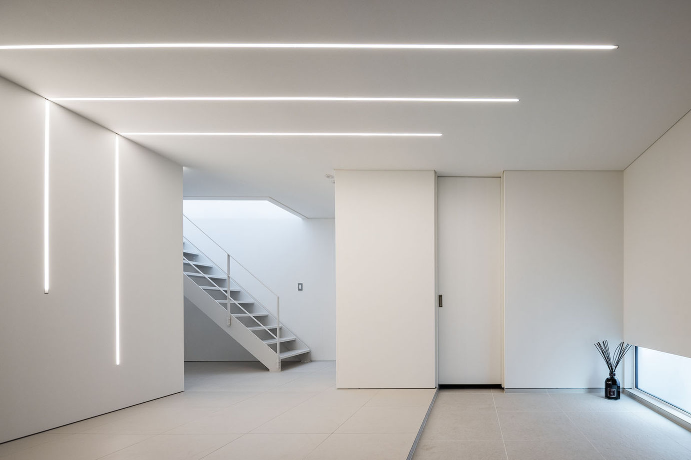 モレスの家 【芦屋市×４０００万円台～】”閉じながら開く”こだわりを叶えつつも住みやすさも兼ね備えた”白い家”の建築実例画像2