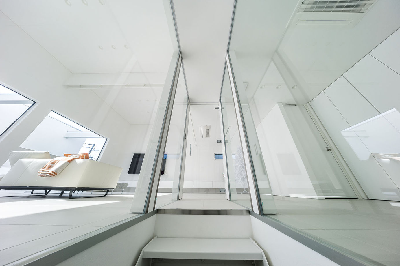 モレスの家 【芦屋市×４０００万円台～】”閉じながら開く”こだわりを叶えつつも住みやすさも兼ね備えた”白い家”の建築実例画像3