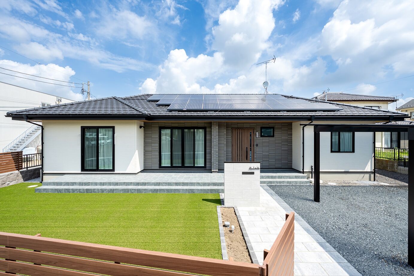 石井工務店 リビング直結のタイルデッキと庭のある高性能住宅の平屋の建築実例画像1