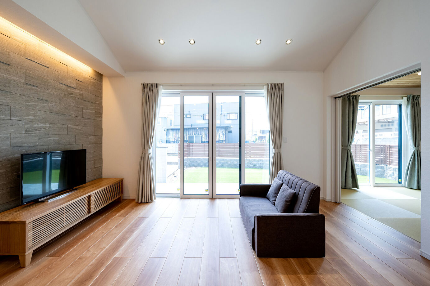 石井工務店 リビング直結のタイルデッキと庭のある高性能住宅の平屋の建築実例画像3