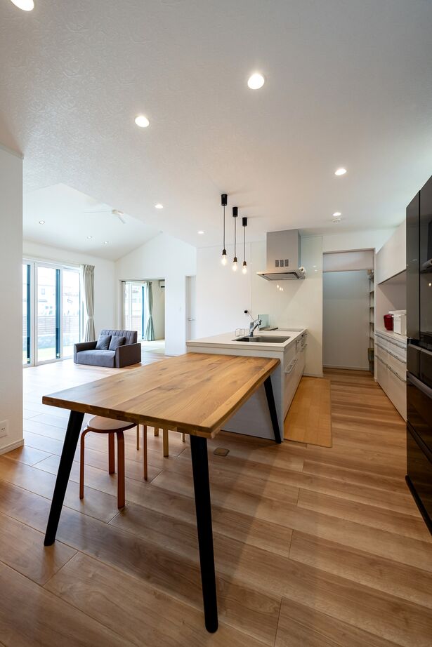 石井工務店 リビング直結のタイルデッキと庭のある高性能住宅の平屋の建築実例画像5