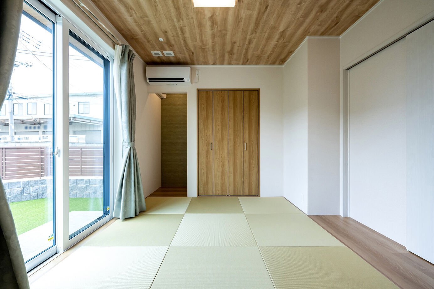 石井工務店 リビング直結のタイルデッキと庭のある高性能住宅の平屋の建築実例画像6