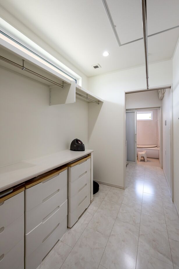 石井工務店 リビング直結のタイルデッキと庭のある高性能住宅の平屋の建築実例画像8