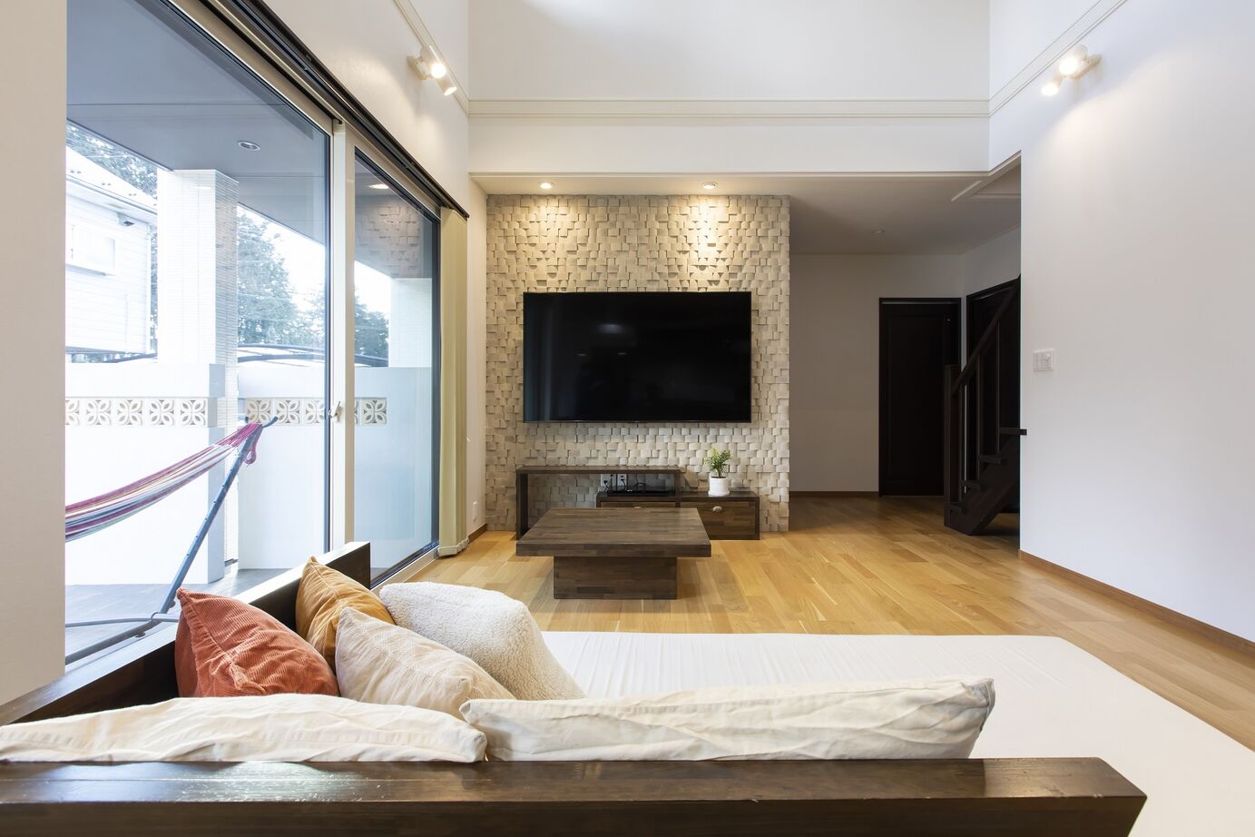 石井工務店 南国リゾートをイメージした吹き抜けリビングのある家の建築実例画像2