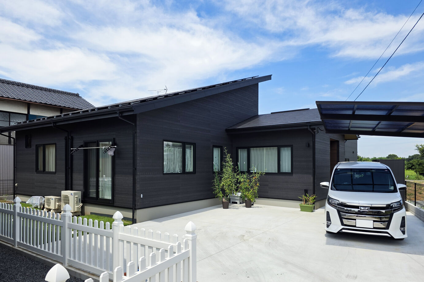 石井工務店 片流れ屋根が映えるモダン平屋。家事ラク動線と陽だまりLDKで子育てを楽しむ暮らしの建築実例画像