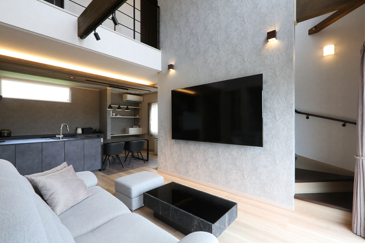 石井工務店 吹抜けと高性能で叶える愛猫と趣味を満喫する豊かな生活空間の建築実例画像