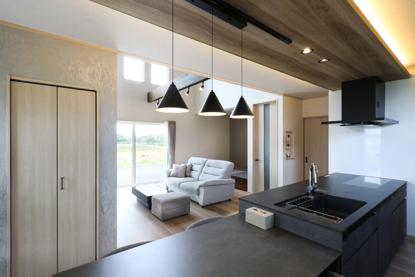 石井工務店 吹抜けと高性能で叶える愛猫と趣味を満喫する豊かな生活空間の建築実例画像3