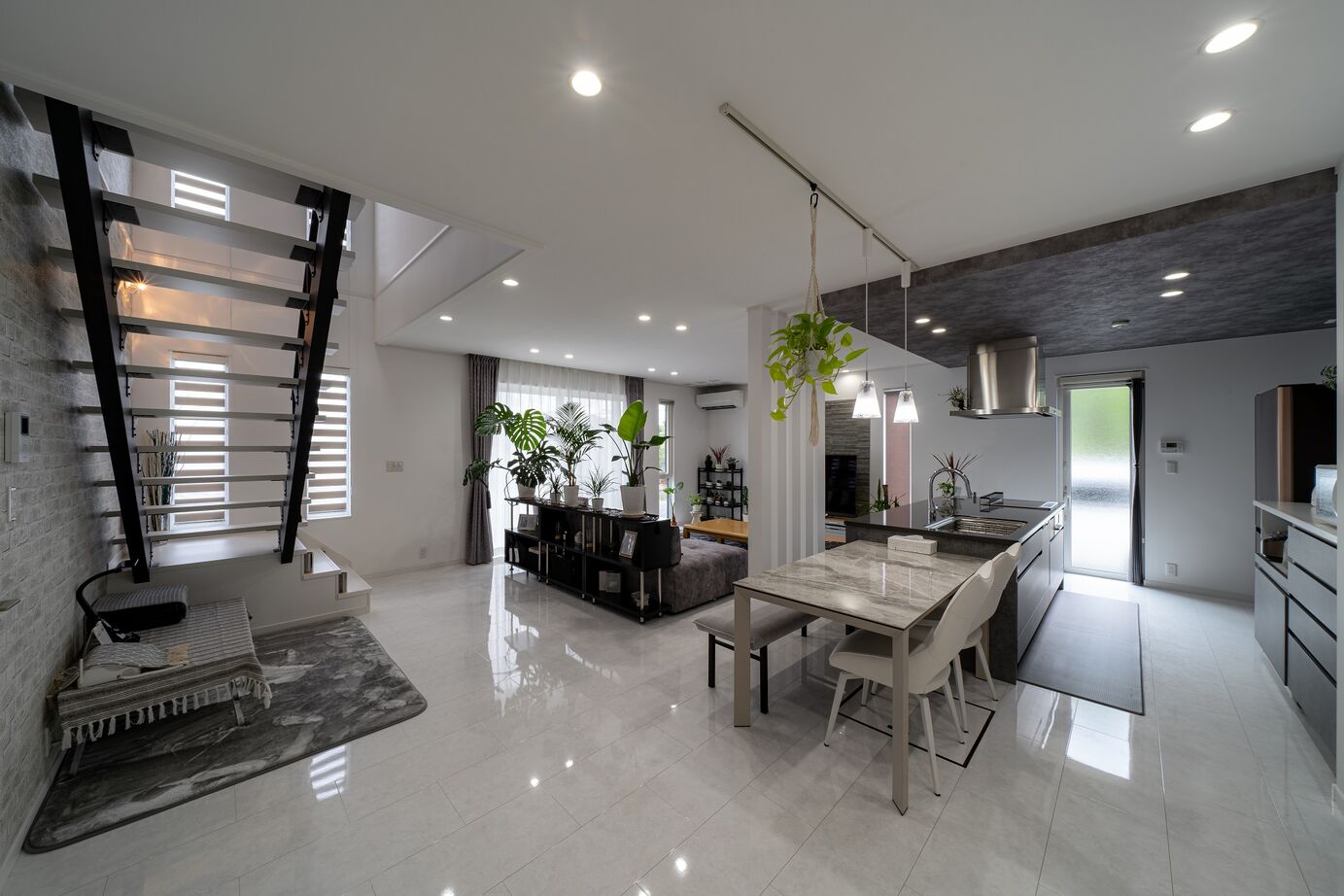 石井工務店 吹き抜けのあるリビング階段が魅力のモデルハウスのような住まいの建築実例画像2