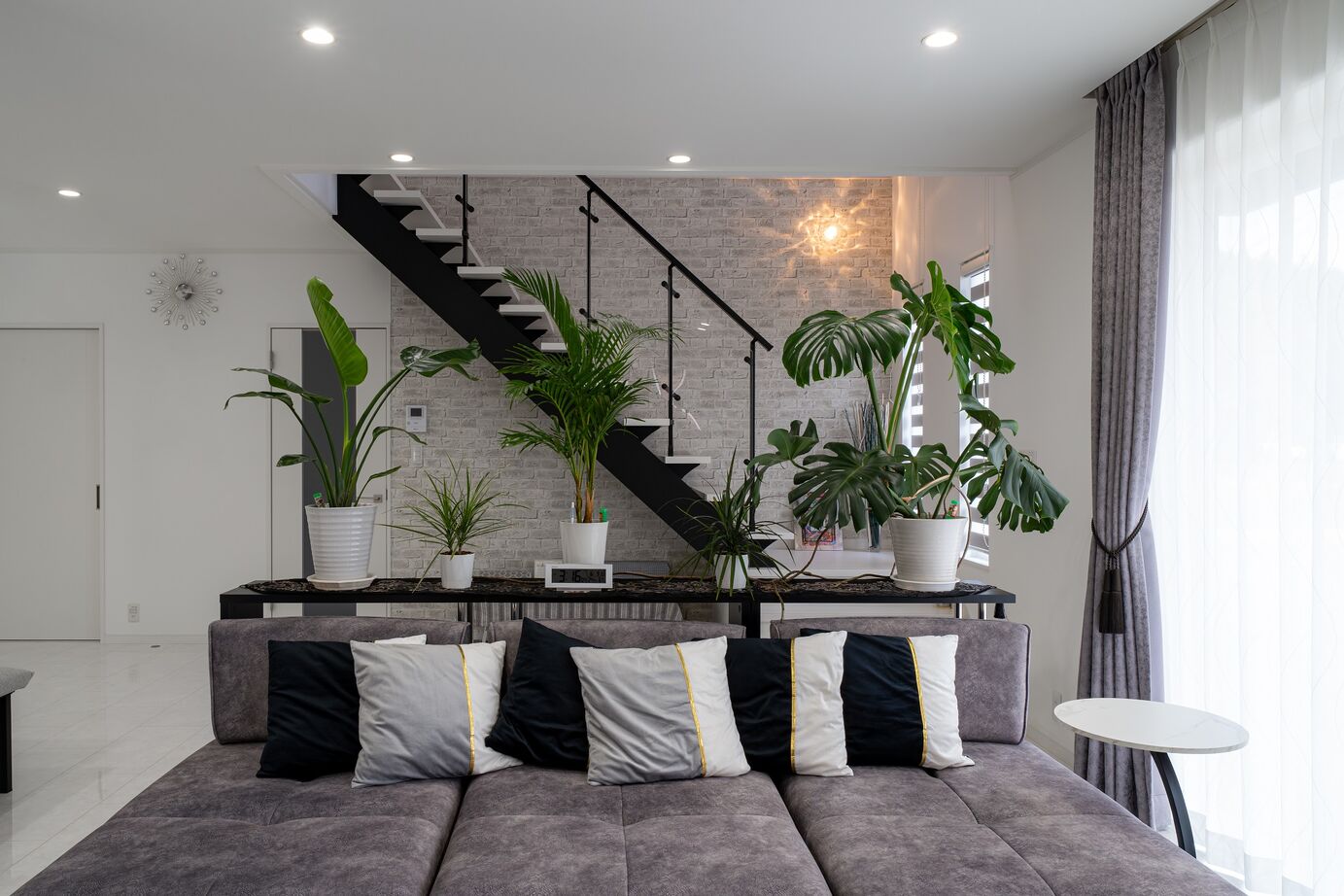 石井工務店 吹き抜けのあるリビング階段が魅力のモデルハウスのような住まいの建築実例画像5