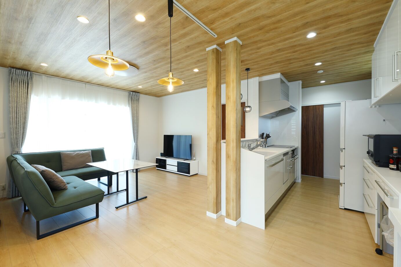 石井工務店 木目調のデザインで自然を感じる平屋の住まいの建築実例画像2