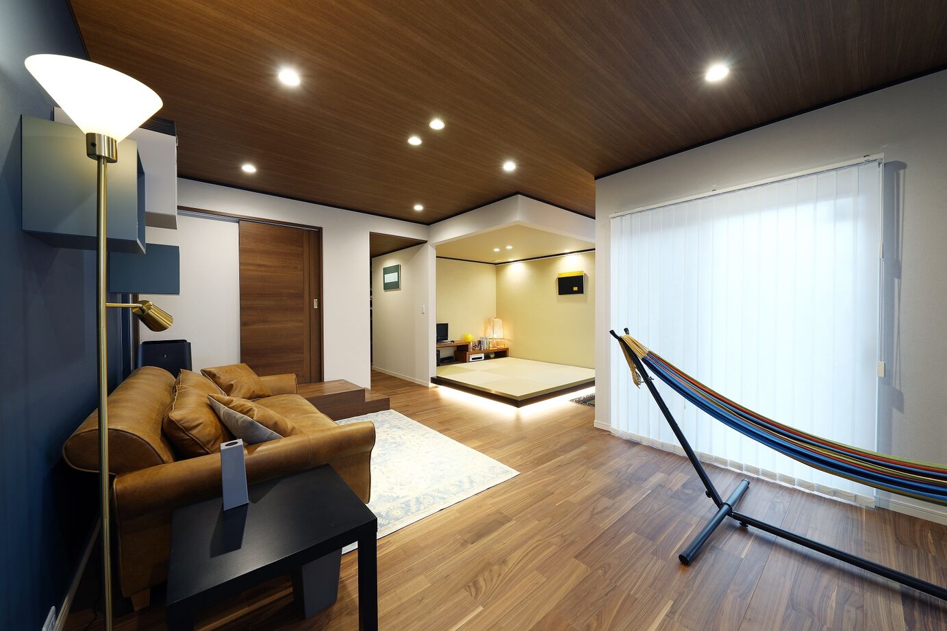 石井工務店 まるで露天風呂のような内風呂がある、コの字型の平屋の住まいの建築実例画像2