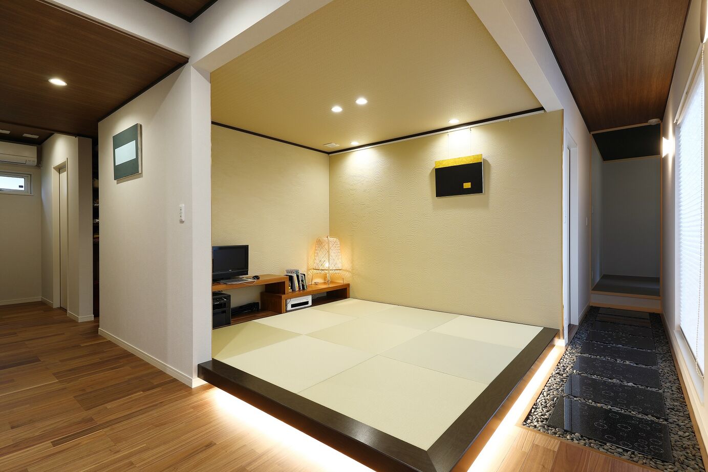 石井工務店 まるで露天風呂のような内風呂がある、コの字型の平屋の住まいの建築実例画像4