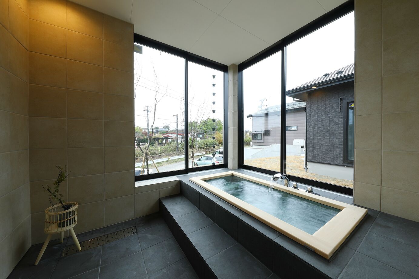 石井工務店 まるで露天風呂のような内風呂がある、コの字型の平屋の住まいの建築実例画像7