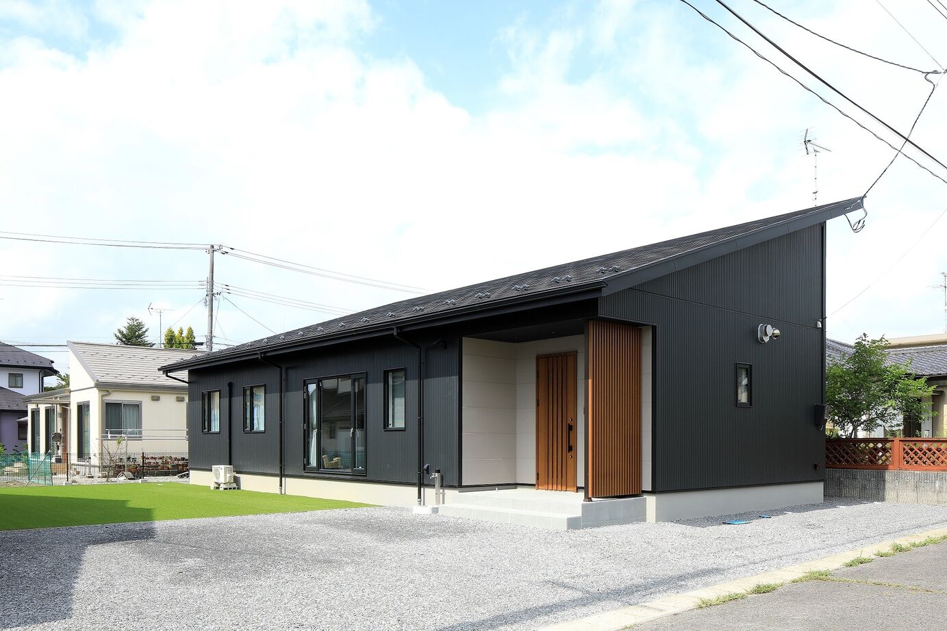 石井工務店 回遊動線で日々の家事も楽に！クロスや内装・住設備に至るまでトーンを統一した平屋の建築実例画像