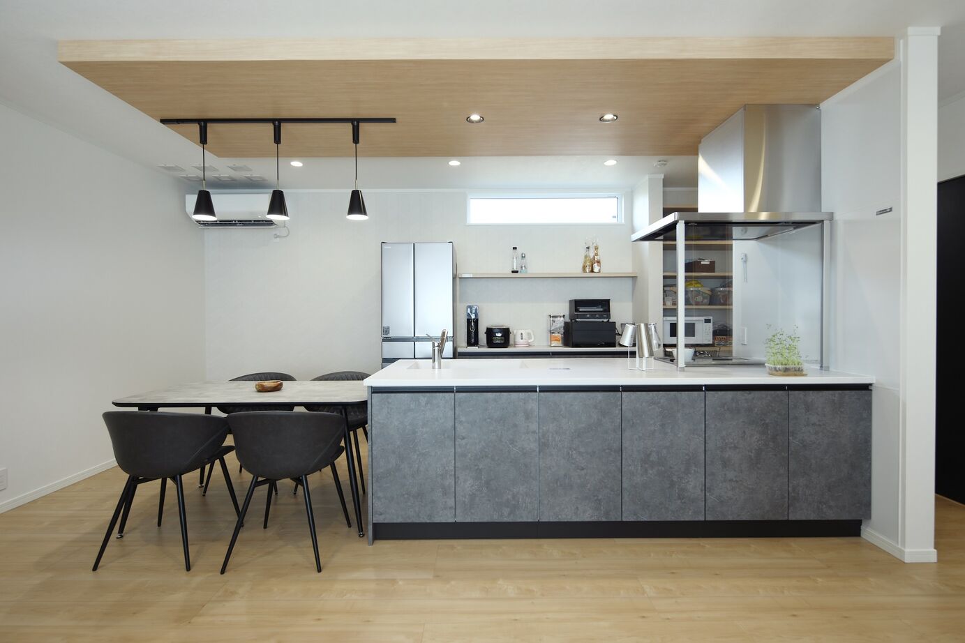 石井工務店 回遊動線で日々の家事も楽に！クロスや内装・住設備に至るまでトーンを統一した平屋の建築実例画像2