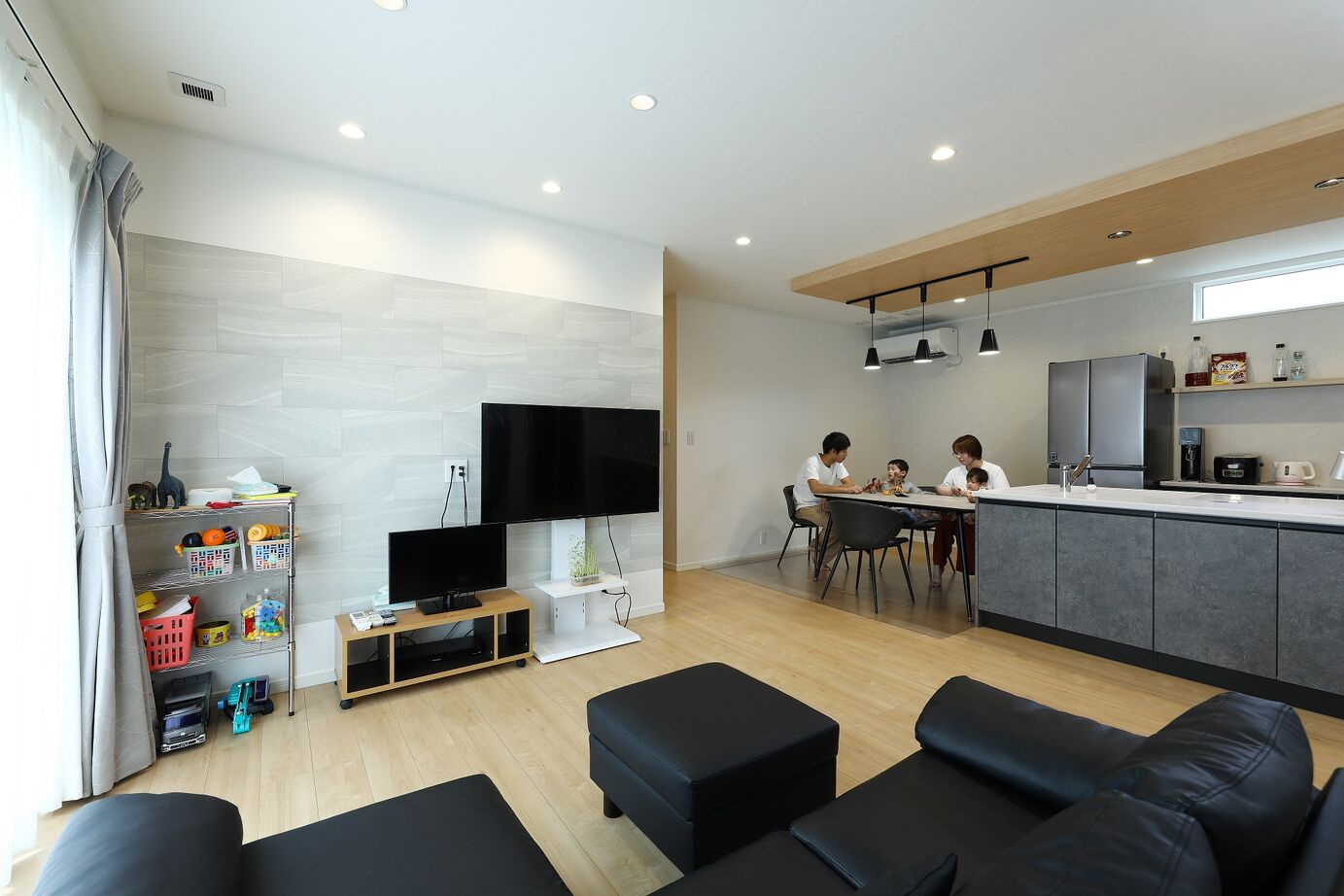 石井工務店 回遊動線で日々の家事も楽に！クロスや内装・住設備に至るまでトーンを統一した平屋の建築実例画像3