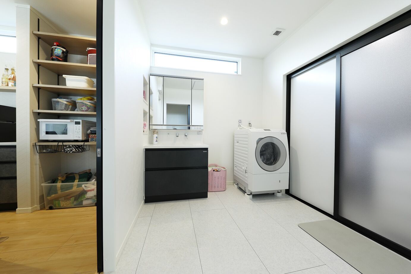 石井工務店 回遊動線で日々の家事も楽に！クロスや内装・住設備に至るまでトーンを統一した平屋の建築実例画像5