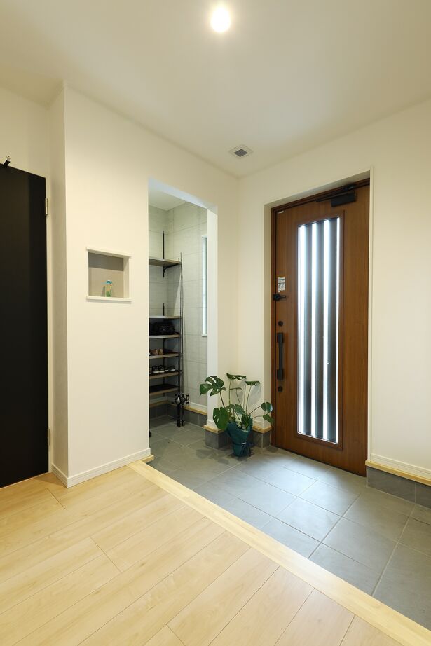 石井工務店 回遊動線で日々の家事も楽に！クロスや内装・住設備に至るまでトーンを統一した平屋の建築実例画像6