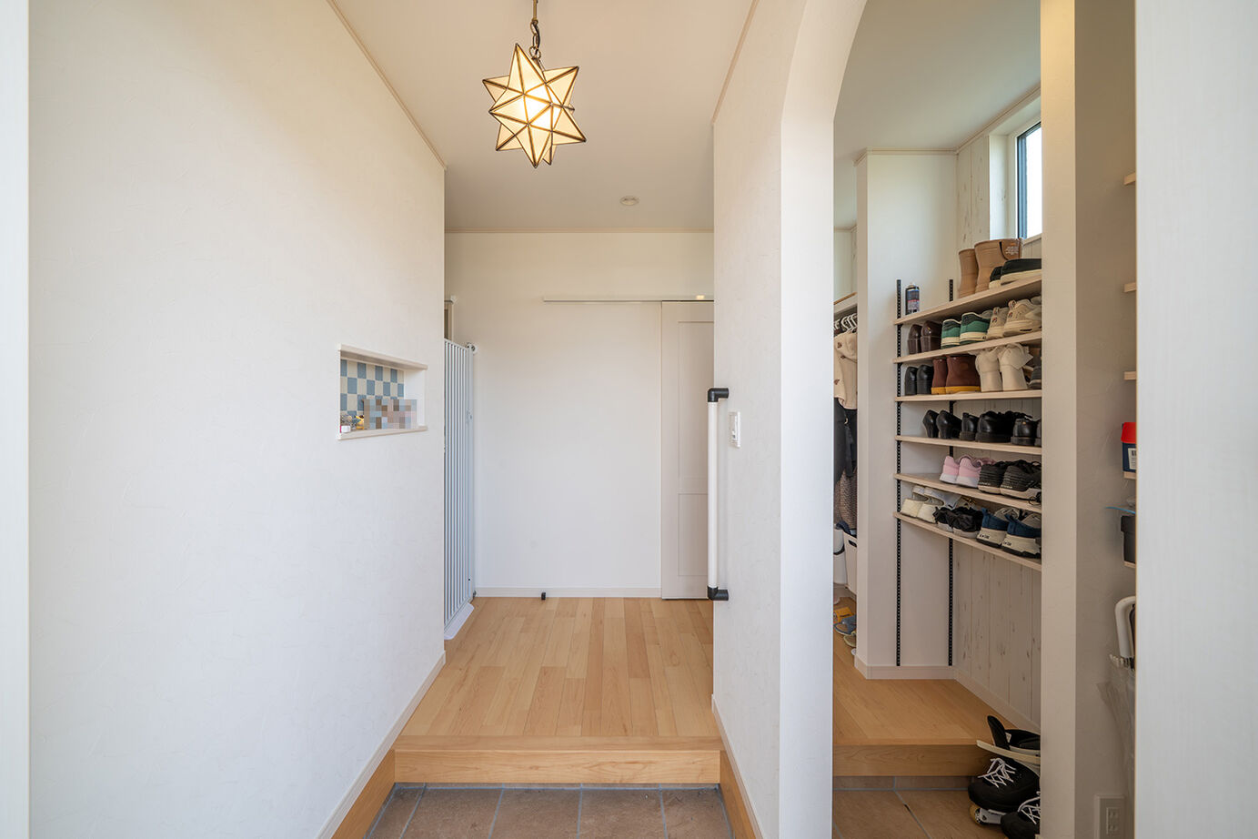 石井工務店 吹抜けと回遊導線で家族と猫が心地よく繋がる高性能な家の建築実例画像2