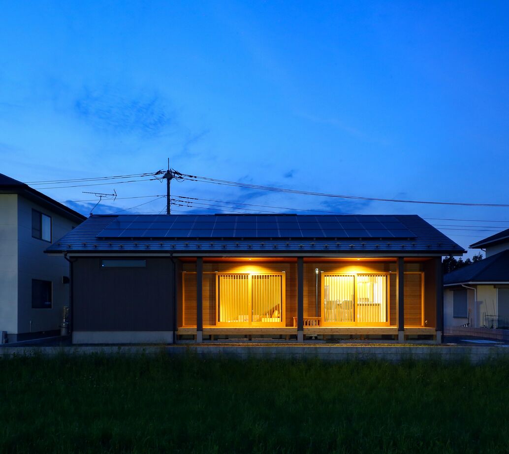 石井工務店 スギの無垢床とダウンフロアリビングが彩る、性能と美匠が融合した和モダンの住まいの建築実例画像